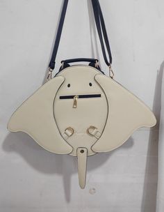 Bocetos De Moda, Manta Ray Flip Flops, Manta Ray Purse, Stingray Bag, Mulberry Manta Ray Purse, Stingray Leather, Manta Ray, Saddle Bags, Product Launch