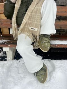 chamonix-mont-blanc apres ski ootd Moonboots Outfit, Ski Outfit Ideas, Moonboots Aesthetic, Moon Boots Outfit Winter, Moonboots Outfits, Chamonix Outfit, Moonboot Outfit, Ski Boots Outfit, Scandinavian Winter