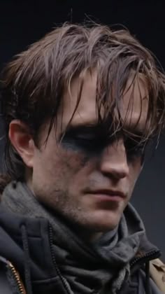 𝐑𝐞𝐝. on Instagram: "Matt Reeves said he knew that Robert Pattinson was going to be his Batman when he put on the black eye makeup during the screen test. ⠀ ⠀ ⠀ ⠀" Cillian Murphy Scarecrow Dark Knight, The Batman Hairstyle, Robert Pattinson Batman Icon, Robert Pattinson Batman Face Paint, Robert Pattinson Batman Pfp, The Batman Drifter, Batman Pfp Robert Pattinson, Cillian Murphy Batman Dark Knight, Robert Pattinson Batman Rain