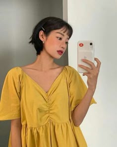 Pixie Corte, Pixie Cut With Straight Bangs, Hairstyles For Grown Out Pixie, Hairstyle For Grown Out Pixie, Hairstyles To Grow Out Pixie Cut, Manic Pixie Haircut, Pixie Haircut For Straight Hair, Hairstyles To Help Grow Out Short Hair, Tips For Growing Out Short Hair