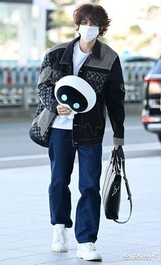 Incheon Airport | 241022 |Jin photos from the media Jin Bts Outfit, Jin Casual Outfits, Jin Style Outfit, Seokjin Ootd, Jin Fashion Style, Seokjin Fashion, Jin Outfits, Seokjin Outfit, Jin Airport