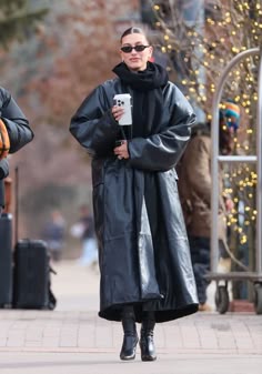 Hailey Bieber Outfits Winter, Haley Bieber Style, Long Black Leather Jacket Outfit, Oversized Leather Coat, Hailey Bieber Coat, Hailey Coat Outfit, Leather Trench Coat Outfit, Hailey Bieber Winter Coat, Hailey Bieber Black Coat Outfit