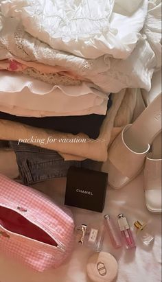 Pink Packing Aesthetic, Pink Suitcase Aesthetic, Suitcase Pink Aesthetic, Pink Coquette Backpack, Coquette Travel, Coquette Vacation, Coquette Travel Aesthetic, Travel Aesthetic Coquette, Pink Academia