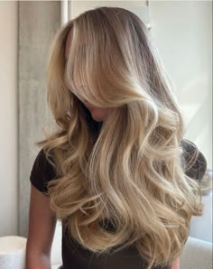 Long Layers On Fine Hair, Blonde With Dark Blonde Roots, Timeless Blonde, Blonde Hair Lengths, Blond Hair With Layers, Cool Sandy Blonde Hair, Blonde Hair Color Inspo, Thick Hair Blonde, Blonde Thick Hair