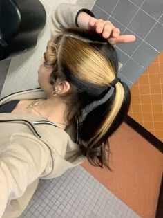 Blonde skunk stripe in a ponytail Skunk Stripe Hair Style, Blond Patch In Hair, Blonde Skunk Patch, Blonde Patch Straight Hair, Blonde Stripe In Hair, Small Skunk Stripe Hair, Dyed Hair Black And Blonde, Two Skunk Stripe Hair, Hair Dye Strip