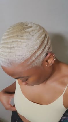 Female Waves Haircut, Blonde Waves Female, Waves Hair Women, Waves Black Women, 360 Waves Blonde, 360 Waves Hair Women, Girls With Waves, Bleach Waves, 360 Waves Women