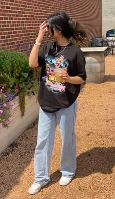 Graphic Tee Casual Outfit, Light Blue Jeans And Shirt, Blue Jeans And Black Tshirt, Blue Jeans Black Tshirt, Black T Shirt With Blue Jeans, Light Blue Jeans Outfits For Women, Styling Light Blue Jeans Outfit, Graphic Tshirt Outfits, Graphic Tees And Jeans Outfits