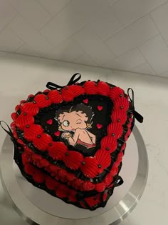 a last minute cake that turn out so so cute 😍 #bettyboop #vintagecake #vintageheartcake #heartcake #cakeinspiration #cakeideas #cakedecoratingdesigns #bowcake Betty Boop Birthday Cakes, Betty Boo Cake, Birthday Betty Boop, Betty Boop Pastel, Heart Themed Birthday Cake, Betty Boom, Printed Cake, Betty Booo, Betty Boop Birthday Party