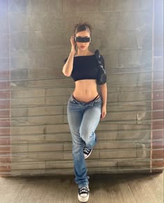 Jeans And Tube Top, Baddie Fits Going Out, Small Chested Fashion Outfits, Y2k Low Waisted Jeans Outfit, Low Waste Jeans Outfits, Low Rise Jeans Outfit Ideas, Outfits Shorts Jeans, Low Waist Outfit, Cute Outfits To Wear To The Fair