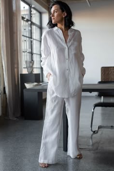Style Oversized Linen Shirt, White Long Shirt For Women, White Long Sleeve Women Outfit, Fitted Linen Shirt, Shirt With Pockets For Women, Women Styling Mens Shirt, Linen Wear For Women, Oversized Shirts Women, Shirt Combinations Women