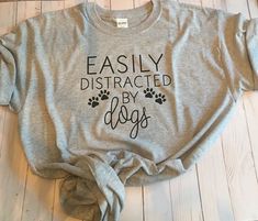 🤣 Isn't that true! A hilarious idea for a shirt for dog lovers! Dog Mom Cricut Shirts, Dog Mom Shirt Ideas, Dog Quotes For Shirts, Dog Mom Shirt Cricut, Cute Dog Mom Shirts, Fur Mom Shirt Ideas, Dog Shirt Ideas Vinyl, Dog Shirt Ideas, Funny Dog Mom Shirts