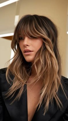 Modern shag meets honey caramel balayage for the ultimate cool-girl cut. Textured layers and face-framing pieces create effortless style. Perfect for adding movement to medium hair! Shag With Balayage, Balayage On Shag Haircut, Brown Balayage Ideas, Balayage Shag, Face Framing Balayage With Bangs, Balayage Hair Bangs, Shag Balayage Hair, Face Framing Highlights Bangs, Choppy Face Frame