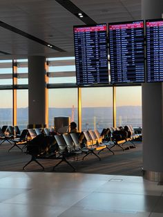 there are many empty chairs in the airport