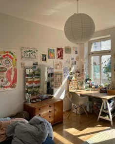 Studio Rooms Bedrooms, Lived In Room, Room With Personality, Studio Room Inspo, Bedroom Aesthetic Artist, Room Summer Aesthetic, Messy Room Inspiration, Bedroom Ideas Messy Aesthetic, Bright Room
