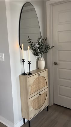 Check out this photo from kirstenwaltonn Small Entryway, Apartment Entryway, Amazon Home Decor, Home Entrance Decor, Apartment Decor Inspiration, Decor Home Living Room, Living Room Inspo, Home Decor Bedroom, Dekorasi Rumah
