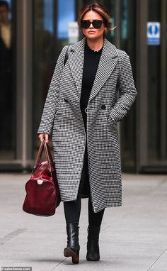Fall Fashion Houndstooth Coat, Houndstooth Coat Outfit Winter, Houndstooth Coat Outfit, Dogtooth Coat Outfit, Black Houndstooth Coat, Dogtooth Coat, Black And Houndstooth Winter Coats, Black And White Houndstooth Coat Outfit, Hounds Tooth Coat Street Style
