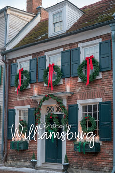 Experience the charm of a Colonial Christmas in Williamsburg, with festive events, twinkling lights, and rich traditions. #WilliamsburgChristmas #HolidayHistory #ColonialFestivities Colonial Home Christmas Decor Outdoor, Colonial House Christmas, Exterior Christmas Lights Colonial, Colonial House Christmas Lights, Colonial Christmas Decor, Christmas Lights Colonial House Exterior, Williamsburg Virginia Christmas, Christmas In Williamsburg Va, Williamsburg Christmas Tour