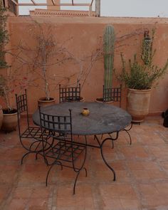 it’s funny how much travel subconsciously and consciously inspires you. like I just realized I picked up terracotta pots that look *exactly* like these this weekend for the garden 🤓🪴 the colors of Morocco make me feel warm + happy 🫶🏼🌞 what are your favorite colors for spaces & places? 📍 Marrakech, Morocco outfit @blackseatribe #marrakech #moroccotravel #moroccostyle #moroccooutfit #blackseatribe #moroccovacations Moroccan Terracotta, Terracotta Porch, Terracotta Terrace, Terracotta Outdoor Patio, Terracotta Balcony, Terracotta Backyard, Terra Cotta Patio, Terracotta Terrace Floor, Terrace Terracotta