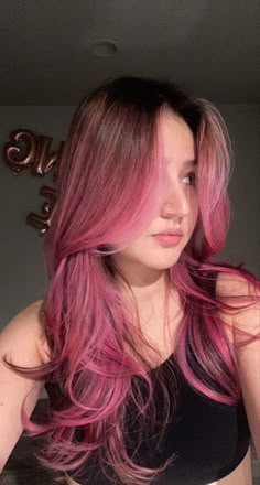 Pink Hair Highlights, Pink Hair Streaks, Capelli Rosa, Estilos De Corte De Pelo Largo, Pink Hair Dye, Hair Color Streaks, Hair Streaks, Dyed Hair Inspiration, Pretty Hair Color