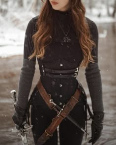 Larp Rogue Outfit, Fantasy Book Outfits, Womens Warrior Outfit, Ren Faire Outfits Assassin, Fourth Wing Cosplay Ideas, Rogue Costume Larp, Medieval Rogue Cosplay, Winter Larp Outfit, Witcher Inspired Outfits Female