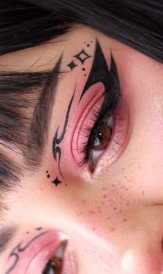 Graphic Eyeliner Makeup Looks, Cool Graphic Eyeliner, Cool Eyeliner Looks Creative, Creative Eyeliner Looks, Graphic Eyeliner Looks, Cool Eyeliner Designs, Graphic Eyeliner Ideas, Cool Alt Eyeliner, Cool Eyeliner Looks Alt