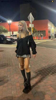 Outfits To Go Dancing, Unique Style Outfits Aesthetic, Aesthetic Edgy Outfits, What Is My Outfit Aesthetic, Autumn Concert Outfit Ideas, Subtle Goth Fashion, Ytk Fashion Outfits, Winter Concert Fit, Concert Alternative Outfit