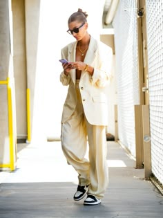 Hailey Bieber Suit Outfit, Oversized Suit Zara, Hailey Bieber Suit Style, Hailey Bieber Beige Pants, Chic Oversized Zara Blazer, Zara Chic Oversized Shirt, Blazer Outfits Hailey Bieber, Oversized Blazer Outfit Hailey Bieber, Hailey Baldwin Blazer