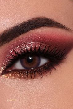 Make Up Christmas Party, Prom Makeup Red Eyeshadow, Red Eye Makeup Ideas, Eye Makeup Photo, Office Eye Makeup, Red Eyeshadow Prom, Makeup For Red Hair And Brown Eyes, Gorgeous Eye Makeup, Red Eyeshadow For Prom