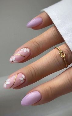 Simple Round Acrylic Nails, Nails Design Ideas Flowers, Nails In Almond Shape, Flower Art Nail, Spring May Nails, Design Nails Acrylic, Nail Oval Design, Beautiful Nail Design, Simple Nail Design Almond