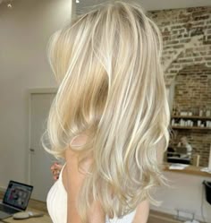 Blonde Highlights On Blonde Hair Summer, Bright Honey Blonde Highlights, Hair Blonde Highlights, Blonde Hair Honey Highlights, Blonde Hair Highlights, Blonde Hair Highlights Natural, 90s Blonde Bombshell, Blonde Hair Color Golden, Long Blonde Feathered Hair