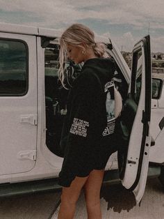 Kristin Marino, Jeep Hair Ideas, Hairstyles For Jeep Riding, Ashtyn Kingsbury, Kristin Marino Outfits, Carol Outfit Movie, Jeep Mom Aesthetic, Carol Movie Outfits, The Salty Blonde Outfits