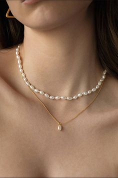 Pearls in 2022: How to Wear Pearl Necklace Casually? Peals Necklace Idea, Trendy Pearl Chain Jewelry For Formal Occasions, Minimal Pearl Jewelry, Drop Pearl Necklace, Elegant Pearl Necklace With Chain, Large Pearl, Trendy Pearl Chain Necklace, Trendy Pearl Necklace As A Gift, Pearl Necklaces With Pearl Charm For Festive Occasions