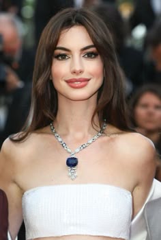 Classic Formal Diamond Choker Necklace, Anne Hathaway Princess Diaries Makeup, Anne Hathaway Makeup Tutorial, Anne Hathaway Makeup Looks, Pale Skin Dark Hair Makeup, Anne Hathaway Lips, Anne Hathaway Face, Anne Hathaway Makeup, Anne Hathaway Natural Makeup