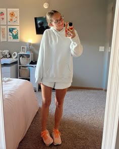 Colorful hoka, comfy outfit, neutral outfit Outfits To Wear With Hokas, Outfits With Hokas Women, Comfy Warm Weather Outfits, Outfits With Hokas, Hoka Outfit Aesthetic, Outfits With Hoka, Hoka Outfits, White Hoka Outfit, White Hoka Shoes Outfit