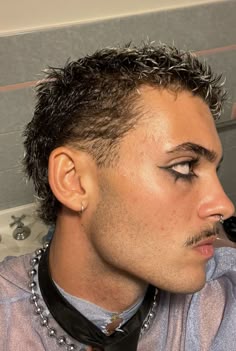 Masc New Years Eve, Black Makeup For Men, Men Eye Make Up, Alt Rock Makeup, Makeup Inspo Men, Casual Goth Makeup Men, Punk Boy Makeup, Y2k Makeup Men, Man Eye Makeup