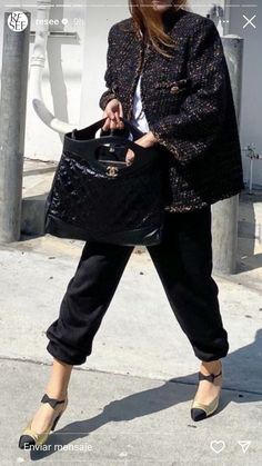 Luxury Vintage Tweed Jacket For Fall, Chanel Inspired Tweed Jacket, Black Chanel Jacket Outfit, Vintage Chanel Outfit, Chanel Tweed Jacket Vintage, Chanel Tweed Jacket Outfit, Chanel Tweed Jacket 2023, Black Chanel Tweed Jacket Outfit, Chanel Tweed Bag Outfit