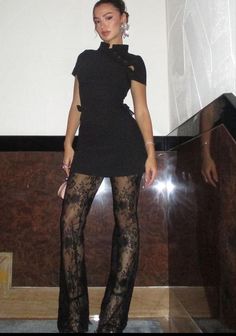 Tights With Heels, Black Lace Tights Outfit, Lace Pants Outfit, Denim On Denim, Fest Outfits, Looks Street Style, Jane Birkin, Look Di Moda, Melaka