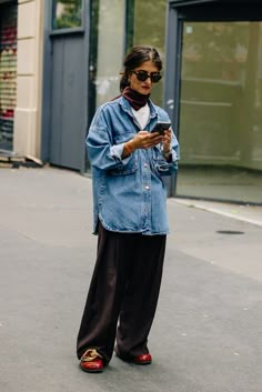 The Best Paris Fashion Week Spring/Summer 2024 Street Style So Far Street Style Femminile, Street Styles, Winter Mode, Looks Street Style, Pant Trends, Copenhagen Fashion Week, Street Style Summer, Street Style Paris, Cooler Look