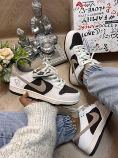 zapatillas nike sb low osito cafes tallas 5 al 10 us zapatos nike dunk low oso Brown Panda Dunks, Nike Sb Dunks Low Outfit Women, Brown Nike Dunk Low Outfit Woman, Brown Casual Custom Sneakers For Streetwear, Casual Brown Custom Sneakers For Streetwear, Nike Dunk Low White Chocolate, Brown Panda Shoes, Nike Dunk Low Bling Brown, Dunk Low Teddy Bear