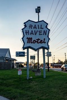 the sign for rail haven motel is lit up