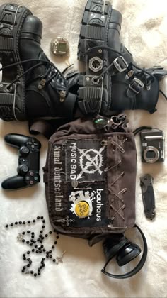 yup mhm dis is ma bag and ma things Gothic Fashion Accessories Flat Lay, Black And Brown Gothic Gear, Gothic Fashion Inspiration, How To Style Gothic Outfits, Steampunk Style Accessories, Punk Items, Salvage Punk, Punk Backpacks, Punk Backpack Ideas
