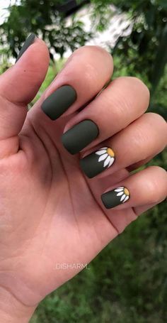 Simple Home Nail Art, Easy Green Nails Ideas, Easy Green Nail Designs, Nail Paint Ideas Easy At Home For Short Nails, Simple Dark Green Nail Designs, Easy Green Nail Art, Easy Nail Art Green, Simple Plant Nail Designs, Dark Green Matte Nail Designs