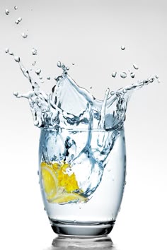 a glass filled with water and lemon slices