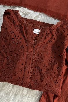 Kurta Neck Style, Kurta Designs Women With Lace, Chickenkari Suits Designs, Neck Designs For Chikankari Suits, Short Kurti With Lace Design, Chicken Kurti Neck Designs, Chicken Kurta Designs Women, Chicken Kurta Neck Design, Chickenkari Neck Design