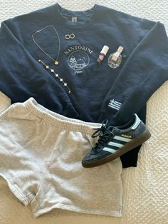 Crew Neck And Shorts Outfit, Crewneck Outfit Summer, Shorts And Crew Neck Outfit, Summer Crewneck Outfit, Brandy Crewneck, Brandy Melville Crewneck Outfit, Sweatshirt And Shorts Outfit, Navy Sweatshorts Outfits, Vsco Style Crew Neck T-shirt For Summer Adventures