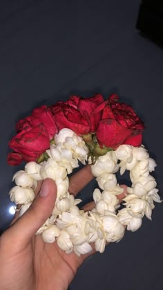 Mehendi Flower Gajra, Flower Gajra For Hands, Gajre Design Flower, Hand Gajra For Bride, Gajray Motia Aesthetic, Rose Gajra, Gajra Aesthetic, Gajra In Hands Aesthetic, Gajra Flowers