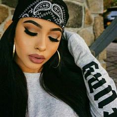 Easy Chola Makeup, Bandidas Costume Salma Hayek, Chola Costume Ideas, Chola Inspired Makeup, Cholas Makeup 90s, Bandidas Costume, Chola Style Makeup, Chola Headband, Chola Hairstyles With Bandana