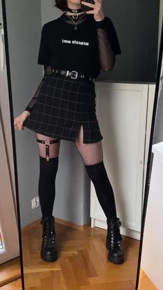Egirl Style Outfits, Grunge Egirl Outfit, Egirl Outfit Inspo, Egirl Looks Style, Black Skirt Fishnet Outfit, Egirl Outfit Ideas, Egirl Ootd, Egirl Outfits Skirt, Egirl Skirt Outfit