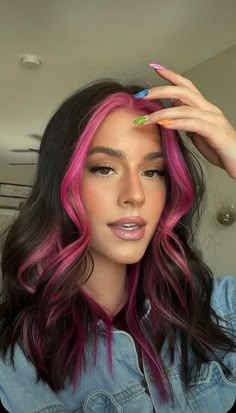 Pink front collored hair Pink Hair Highlights, Pink Hair Streaks, Capelli Rosa, Pink Hair Dye, Hair Color Underneath, Peekaboo Hair, Hair Color Streaks, Hair Streaks, Pretty Hair Color