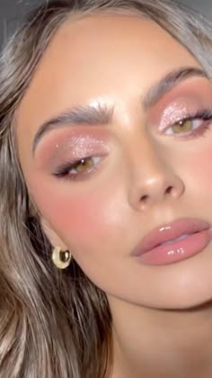 Leah Darcy Makeup, Natural Makeup Bridal Looks, Makeup Aesthetic Eyeshadows, Blush Pink Eye Makeup, Soft Glam Makeup Pink Eyes, Glowing Makeup Natural, Light Birthday Makeup, Spring Wedding Guest Makeup, Pink Formal Makeup Looks